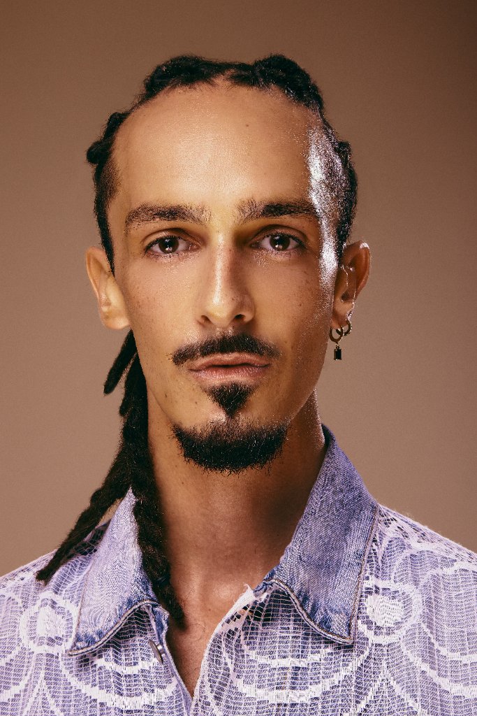 Portrait de face, tresses plaquées et fine barbe, campagne MILOX pour DreadLuxe
